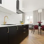 Heart Of The Old Town Royal By Renters Apartment *