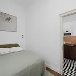 Heart Of The Old Town Royal By Renters Apartment