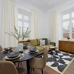 Heart Of The Old Town Royal By Renters Apartment