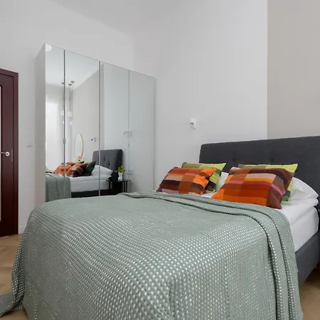 Heart Of The Old Town Royal By Renters