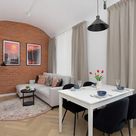 Heart Of The Old Town Royal By Renters